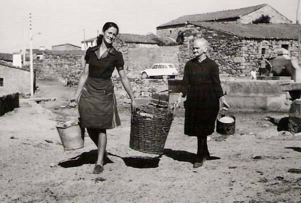 Tia Laureana y Lucia, detrás Flora y Ede (1969 aprox.)<br>Frente a los pilones, cuando todavía se usaban