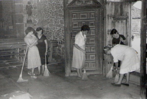 Antes de la fiesta las mujeres<br>colaboraban barriendo la iglesia