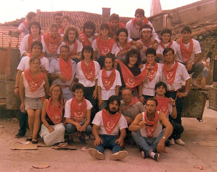 No cabe tanto nombre, basta decir...<br>Peña los treinta (aunque eramos más)